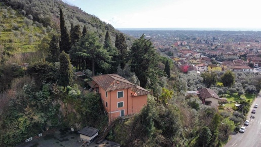Foto Villa unifamiliare a Massa Centro di 221 m² con 13 locali in vendita