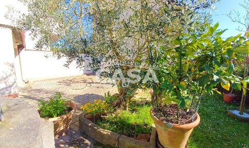 Foto Casa indipendente a Santa Maria a Monte di 158 m² con 8 locali