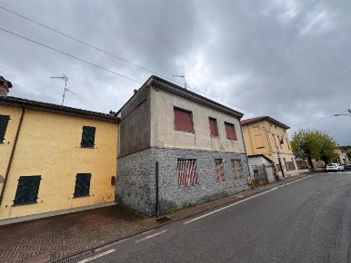 Foto Appartamento a Robecco Pavese Centro di 94 m² con 6 locali in vendita