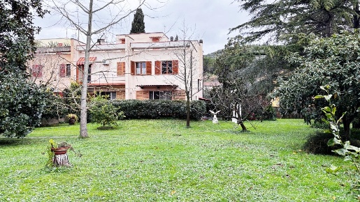 Foto Villa bifamiliare a Vicopisano Centro di 360 m² con 8 locali
