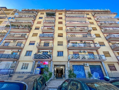 Foto Appartamento a Palermo di 100 m² con 4 locali in vendita