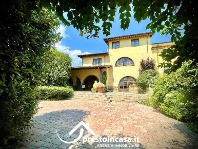 Foto Villa unifamiliare a Massarosa Stiava di 350 m² con 14 locali