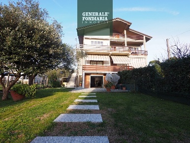 Foto Case semi ndipendenti a Bolano di 160 m² con 5 locali in vendita