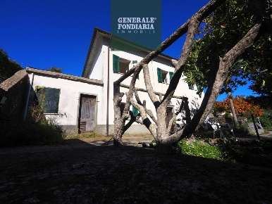 Foto Casa indipendente a Sesta Godano di 220 m² con 6 locali in vendita