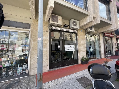 Foto Negozio in Via Camiciotti 53, Messina San Martino di 200 m² in affitto