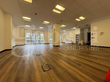 Foto Ufficio in Via Carlo Cattaneo 54, Lecco Centro di 110 m² con 1 locali