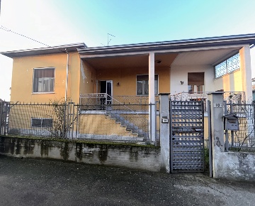 Foto Casa indipendente in Via primo maggio 18, Dorno Centro di 200 m²