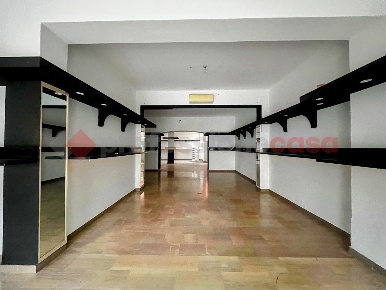 Foto Negozio in Viale SPOLVERINI 53, Verona Borgo Venezia di 170 m²