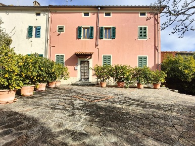 Foto Casa indipendente a Lamporecchio Centro di 280 m² con 14 locali