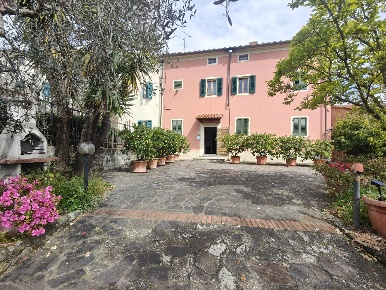 Foto Casa indipendente a Lamporecchio Centro di 280 m² con 14 locali