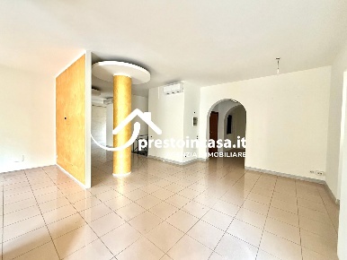 Foto Locale commerciale a Viareggio Centro di 266 m² con 4 locali