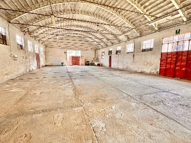 Foto Capannone industriale a Ponsacco di 400 m² con 2 locali in affitto