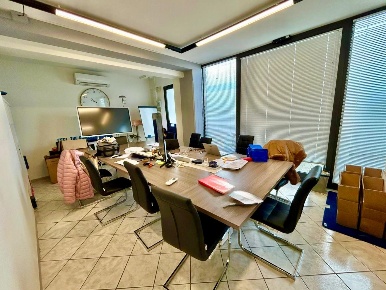 Foto Ufficio a Ponsacco Centro di 175 m² con 5 locali in affitto