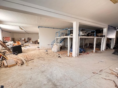 Foto Locale commerciale a Ponsacco di 470 m² con 1 locali in vendita