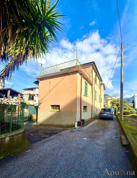 appartamento in vendita a Massa in zona Centro Storico