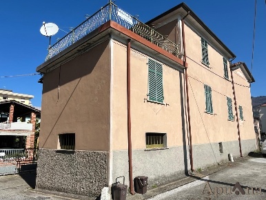 Foto Case semi ndipendenti a Massa Centro di 230 m² con 5 locali in vendita