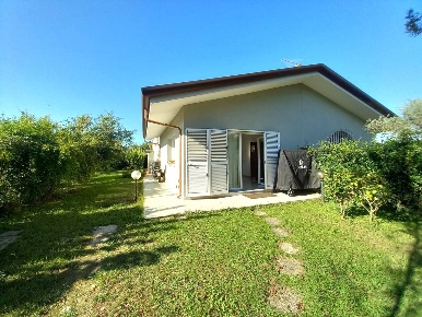 Foto Villa bifamiliare a Massa Ronchi - Poveromo di 140 m² con 5 locali