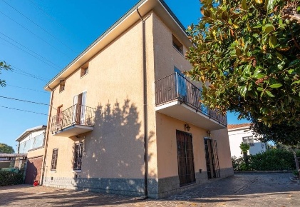 Foto Villa bifamiliare in Viale della Pace 4, Formigine Ancora di 340 m²