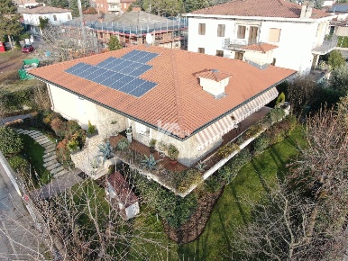 Foto Villa unifamiliare in Via Vittorio Veneto 8, Rezzato di 450 m²