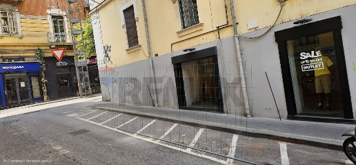 Foto Locale commerciale in Via Giovanni Angelo Papio 28, Salerno Centro