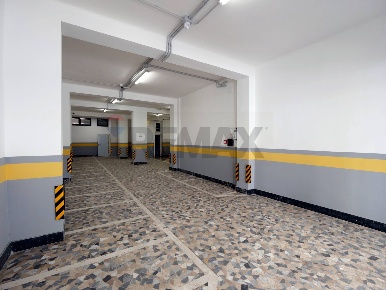 Foto Posti auto in Via Marcello Celentano 9 - 9/A, Bari di 310 m²