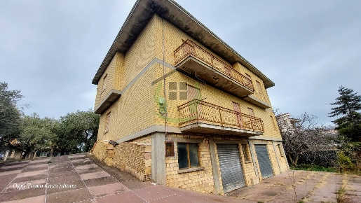Foto Casa indipendente in Via Colle Arena, Castignano Centro di 620 m²