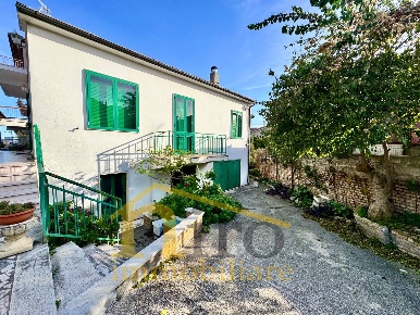 Foto Casa indipendente in via Dante Alighieri 110, Cepagatti Centro