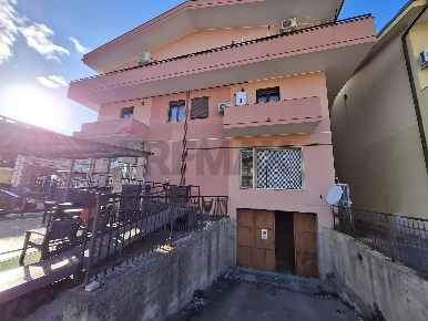 Foto Posti auto in Viale Pietro Nenni 42, Floridia di 220 m² con 2 locali