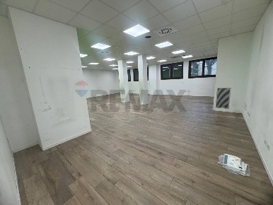 Foto Ufficio in VIA UGO FOSCOLO 23, Agrate Brianza Centro di 139 m²