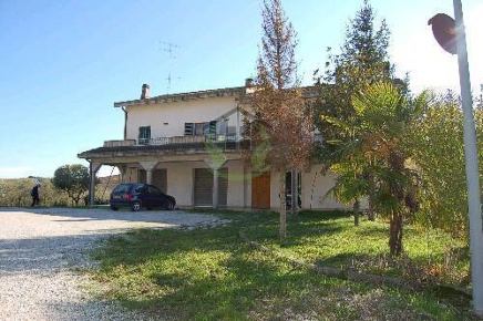 Foto Casa indipendente in Contrada Menocchia, Carassai di 750 m² in vendita