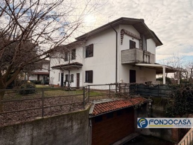 Foto Case semi ndipendenti a Castelli Calepio Centro di 235 m² con 7 locali