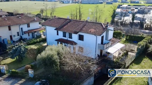 Foto Case semi ndipendenti a Castelli Calepio Centro di 235 m² con 7 locali