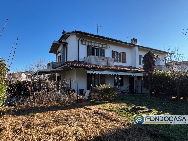 Foto Case semi ndipendenti a Castelli Calepio Centro di 235 m² con 7 locali