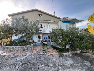 Foto Villa unifamiliare in via Alessandro III, Vasto di 324 m² in vendita