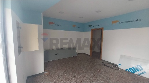 Foto Locale commerciale in Piazza Casalbore 33, Salerno Centro di 65 m²