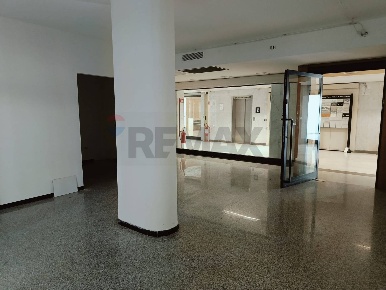 Foto Negozio in Via Chiavellati snc, Foligno Centro Storico di 59 m²