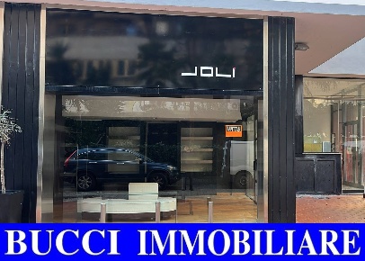 Foto Locale commerciale in Piazza Della Rinascita, Pescara di 50 m²