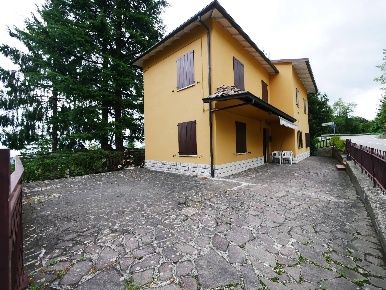 Foto Casa indipendente in Via Giardini Nord, Serramazzoni di 230 m²