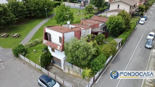Foto Villa unifamiliare a Capriolo di 265 m² con 7 locali in vendita