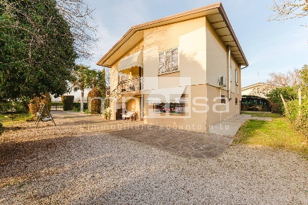 Foto Casa indipendente in Arcade, Arcade Centro di 237 m² con 12 locali