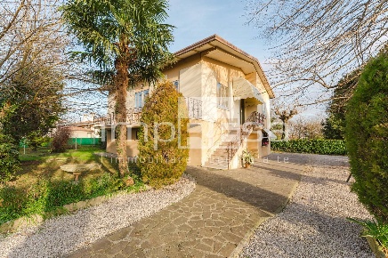 Foto Casa indipendente in Arcade, Arcade Centro di 237 m² con 12 locali