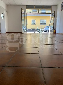 Foto Negozio in Via UMBRIA 195, Oristano Centro di 142 m² con 4 locali