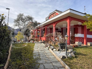 Foto Villa unifamiliare in Torino, Bruino di 330 m² con 7 locali in vendita