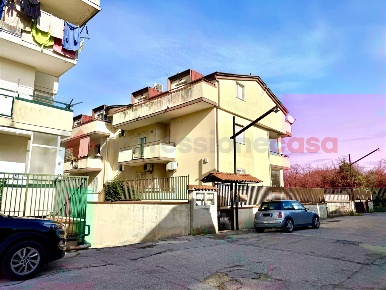 Foto Appartamento in Via Gianturco 45, Acerra Centro di 86 m² con 3 locali