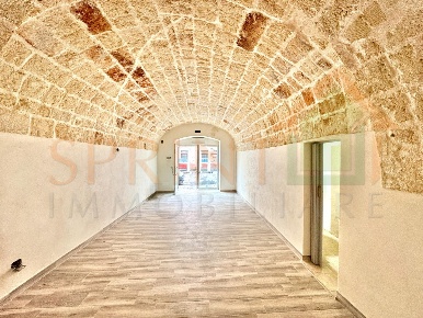 Foto Locale commerciale in Via Bixio 115, Monopoli di 45 m² con 1 locali