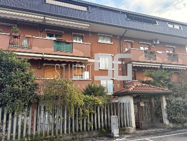 Foto Appartamento in via San Michele, Cesano Maderno di 120 m² con 4 locali