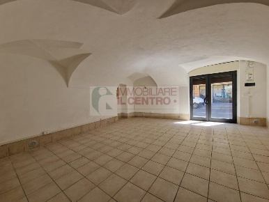Foto Negozio a Sarzana di 100 m² con 3 locali in affitto
