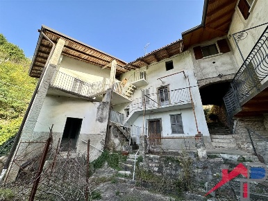 Foto Rustico a Palazzago Centro di 320 m² con 10 locali in vendita