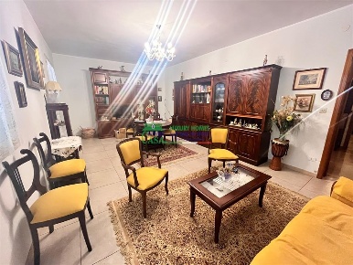 Foto Appartamento in Via dei Mandorli, Comiso Centro di 170 m² con 5 locali