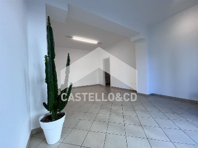 Foto Negozio in VIA RAMBOTTI, Desenzano del Garda Desenzano Centro di 30 m²